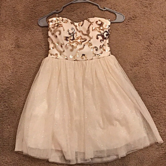 Windsor Dresses & Skirts - Strapless homecoming dress Windsor Dresses & Skirts - Strapless homecoming dress